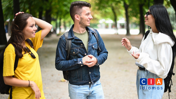 Estudiantes de CIA Idiomas usando palabras intraducibles con angloparlantes