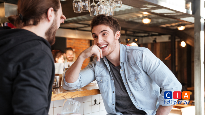 Amigos conversando en inglés